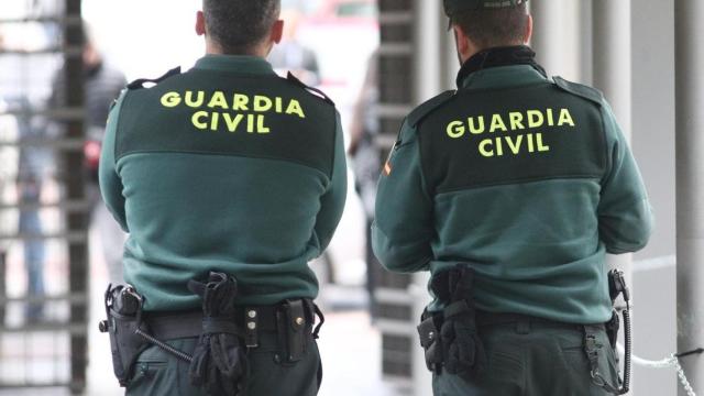Dos agentes de la Guardia Civil, en una imagen de archivo.