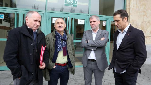 Los secretarios confederales de CCOO y UGT, Unai Sordo (2D) y Pepe Álvarez, y los secretarios autonómicos, Vicente Andrés (D) y Faustino Temprano (I)