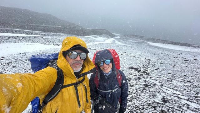 Antonio Alcamí y Ángela Vázquez en un collado que da acceso a la pingüinera.