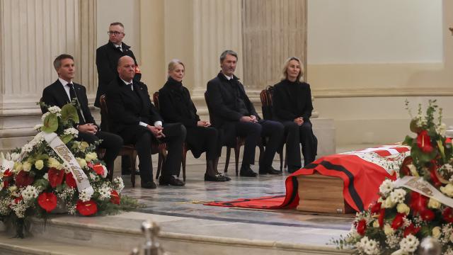 La familia de Víctor Manuel de Saboya, en la capilla ardiente, este 9 de febrero.