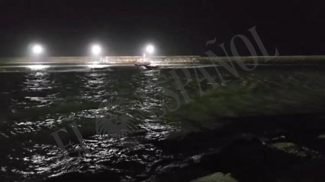 Secuencia donde una narcolancha de un clan del Estrecho arrolla y mata a dos guardias civiles en el puerto de Barbate