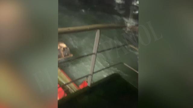 Otra secuencia donde una narcolancha de un clan del Estrecho arrolla y mata a dos guardias civiles en el puerto de Barbate