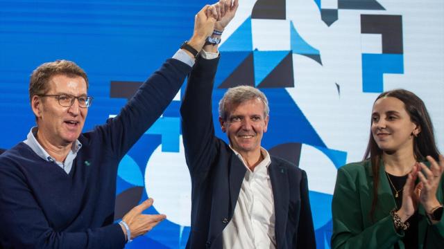 Alberto Núñez Feijóo, este viernes junto al candidato del PP a la reelección como presidente de la Xunta, Alfonso Rueda, durante un mitin ceebrado en el Lalín  (Pontevedra).