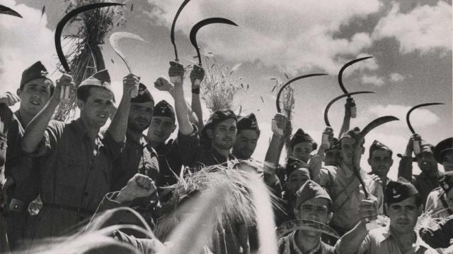 Campesinos y soldados republicanos recolectando durante la Guerra Civil.