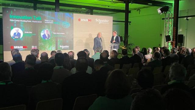Emilio Díaz (SpainDC y Nabiax) junto a Pablo Ruiz Escribano (Schneider Electric) en el 'afterwork' organizado para tratar la sostenibilidad en la industria de los centros de datos.