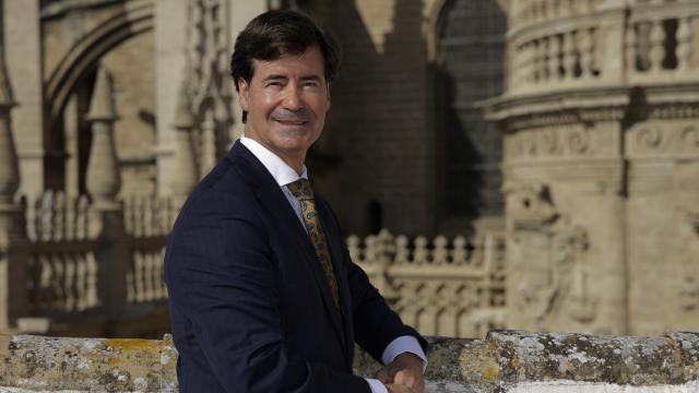 Miguel Rus, presidente de la Confederación de Empresarios de Sevilla, ante la catedral.