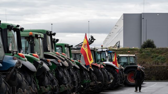 Decenas de tractores concentrados en Illecas durante la cuarta jornada de protestas de los ganaderos y agricultores, en Illescas, Toledo.