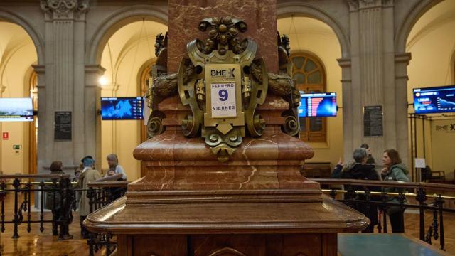 Un calendario del Palacio de la Bolsa de Madrid muestra la fecha de este viernes, 9 de febrero.