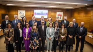 La ministra de Sanidad, Mónica García, y el secretario de Estado de Sanidad, Javier Padilla, junto a los consejeros de sanidad de las comunidades autónomas antes de comenzar el Consejo Interterritorial del Sistema Nacional de Salud.