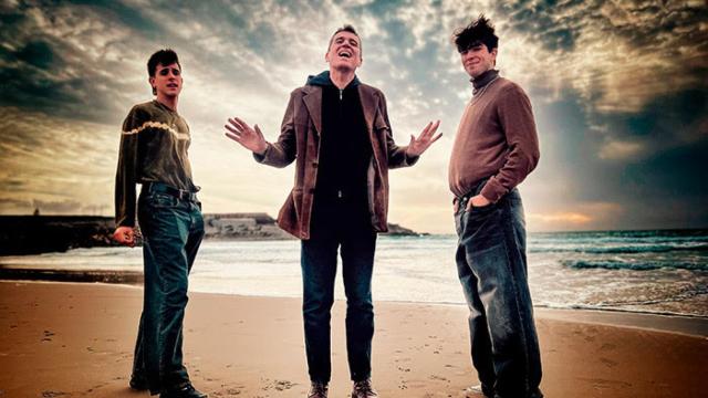 Javier Ojeda y sus hijos interpretando 'Viento de poniente'