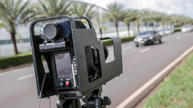 Imagen de un rádar en una carretera mientras un coche se aproxima