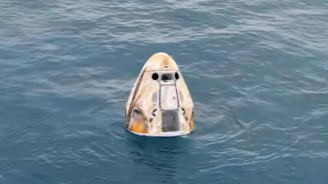 La cápsula Dragon en el mar.