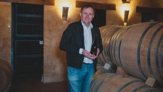 El bodeguero Hilario García, sujetando una botella de AurumRed en el interior de su bodega, situada en Las Pedroñeras (Cuenca).