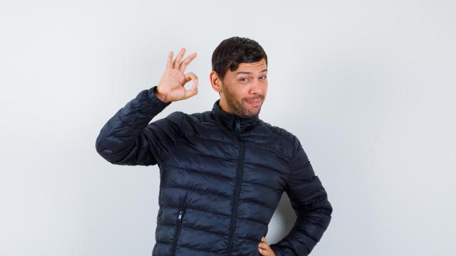 Hombre con chaqueta acolchada.