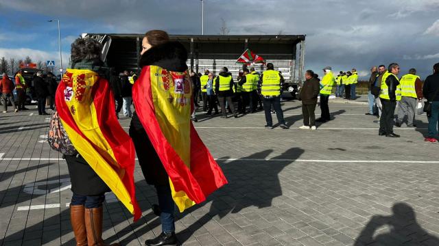 Manifestantes a las afueras del estadio Wanda Metropolitano.