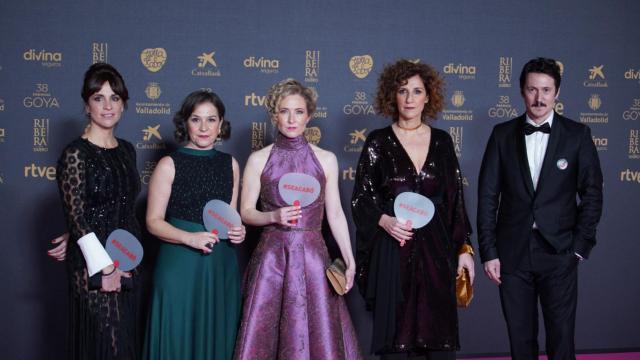 Actores y actrices en los Goya con abanicos con el título de la canción de María Jiménez.
