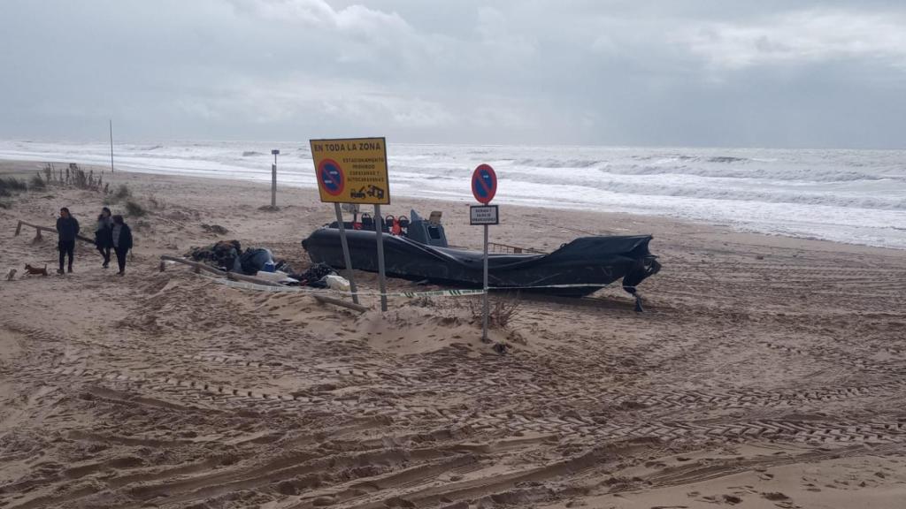 Narcolancha abandonada en la Playa de la Barrosa, ayer por la manaña.