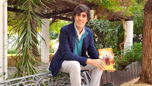 Alfonso Goizueta en el jardín de la bodega Casa Sicilia de Novelda.