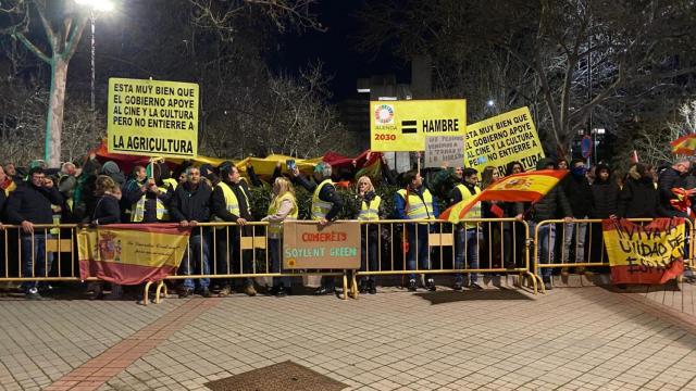 Agricultores concentrados ante la Feria de Valladolid, donde se celebró la gala de los Goya.