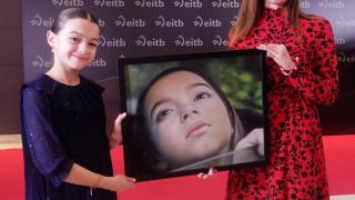 Laura Serrano entregando su dibujo a la actriz Sofía Otero