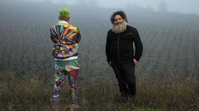 Raúl Pérez y Okuda San Miguel en el viñedo