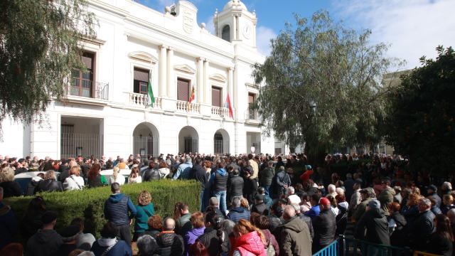 Concentración de vecinos de Barbate en repulsa por la muerte de dos guardias civiles a manos del narcotráfico.