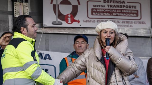 Manuel Hernández, portavoz de la Plataforma de Afectados del sector de Transportes, y Lola Guzmán, la líder tras la Plataforma 6F, el sábado durante la concentración de transportistas y agricultores.