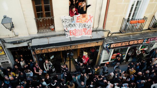 Decenas de personas durante una acción protesta para evitar la compra del edificio Tribulete 7, el fin de semana pasado.