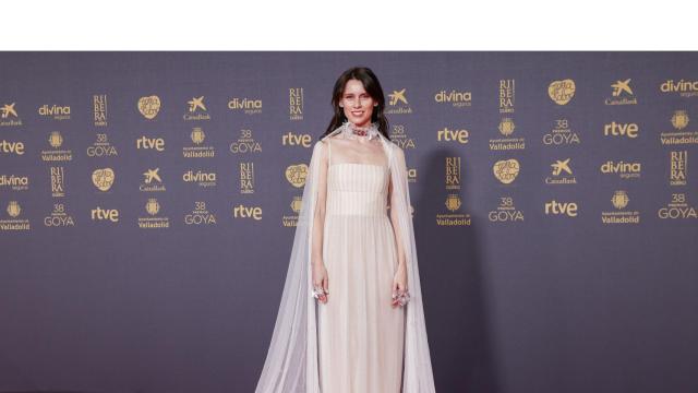 El truco infalible de actrices y modelos para lucir vestidos ligeros y escotes cuando hace frío