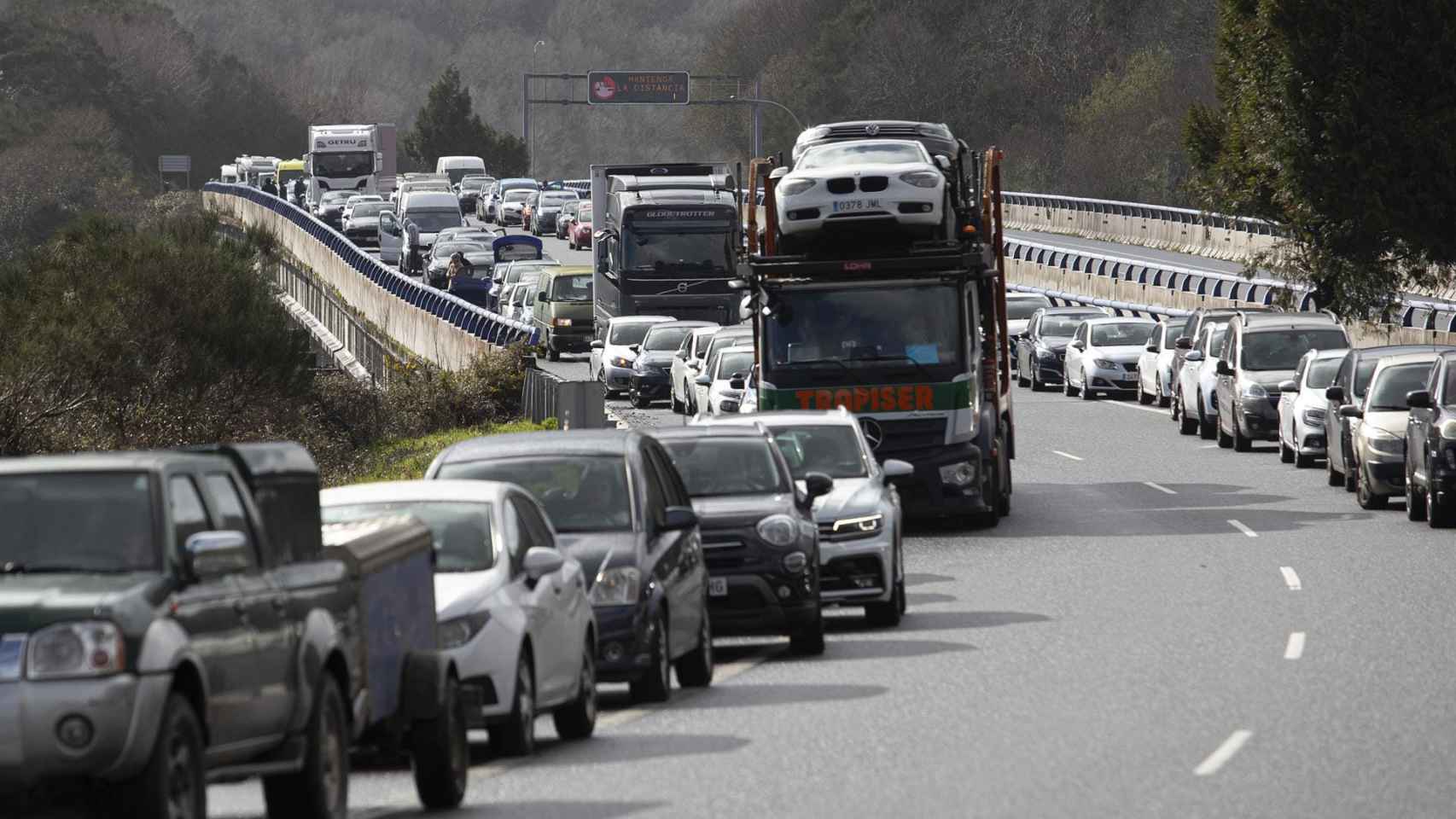 Imagen de las retenciones en la A-52.