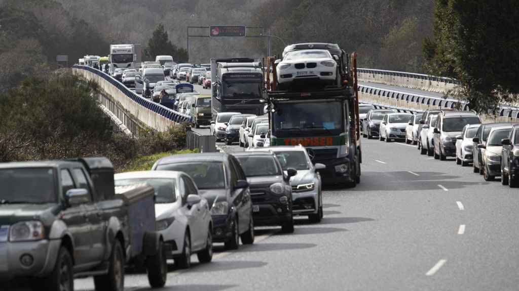 Imagen de las retenciones en la A-52.