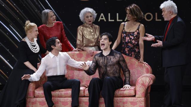 Los presentadores Javier Ambrossi y Javier Calvo posan con las actrices Cecilia Roth, Antonia San Juan, Marisa Paredes, Penélope Cruz y el director Pedro Almodóvar, durante la ceremonia de entrega de la 38 edición de los Premios Goya celebrada este sábado en Valladolid.