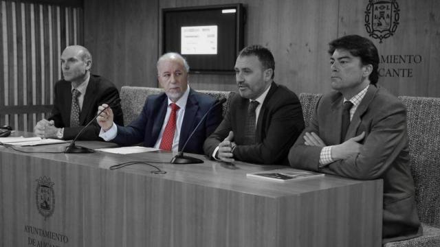 Miguel Valor (segundo por la izquierda) y el alcalde Barcala (derecha).