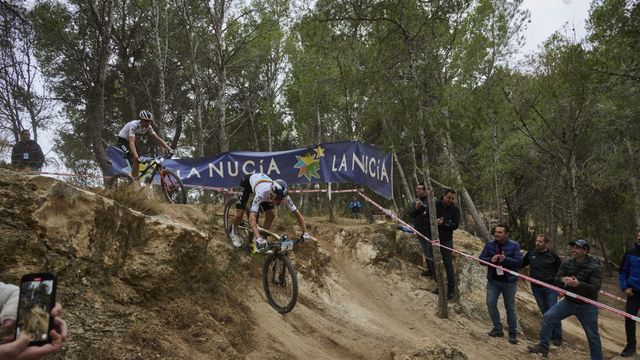 Tom Pidcock con el maillot arcoíris de campeón mundial en La Nucía.