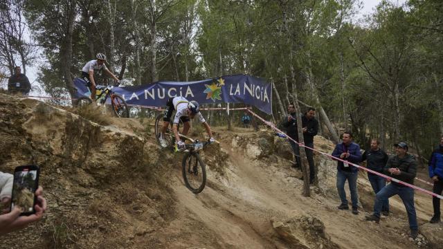 Tom Pidcock con el maillot arcoíris de campeón mundial en La Nucía.