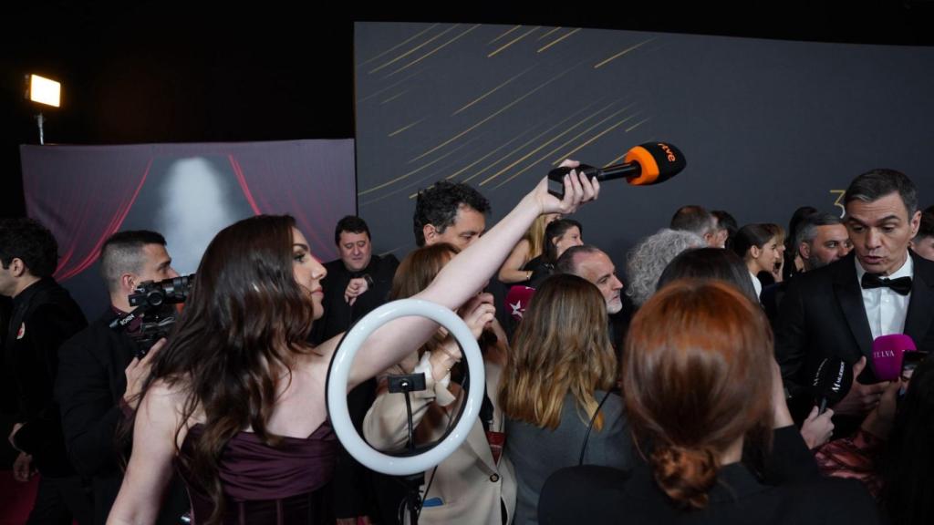 Inés Hernand intentando entrevistar a Pedro Sánchez.