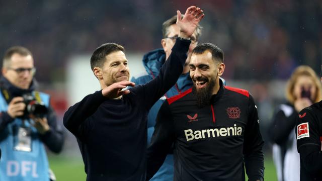Xabi Alonso, junto a Borja Iglesias tras la victoria del Leverkusen frente al Bayern de Münich.