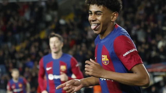 Lamine Yamal celebra un gol frente al Granada.
