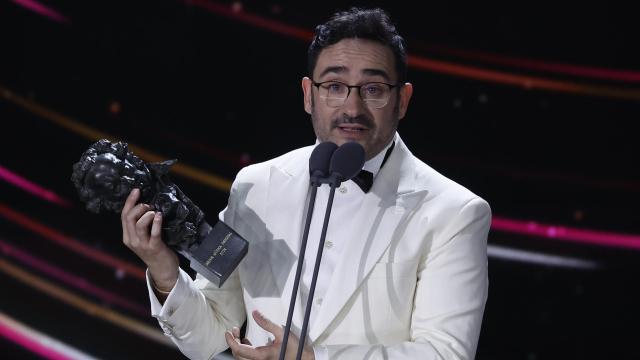 Juan Antonio Bayona tras recibir en nombre del compositor estadounidense Michael Giacchino el Goya a Mejor música original' por su trabajo en 'La sociedad de la nieve' durante la ceremonia de entrega de la 38 edición de los Premios Goya que se celebra este sábado en Valladolid. EFE/Chema Moya.