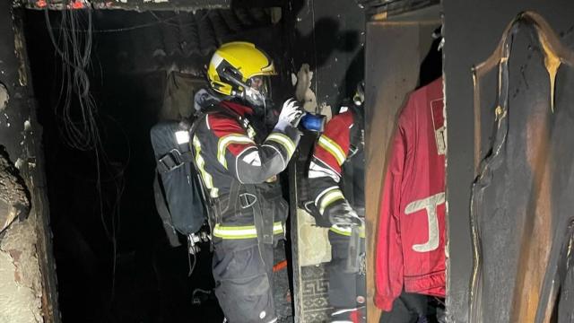 Bomberos del CPEIS de Toledo en el interior de la vivienda, completamente calcinada.