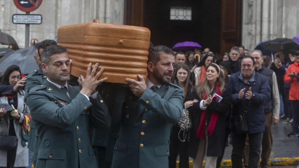 Llegada a la Catedral de Cádiz de los restos de Miguel Ángel Gómez González, agente del grupo especial de actividades subacuáticas de la Guardia Civil fallecido este viernes en Barbate (Cádiz) al ser arrollado por una narcolancha en el puerto de Barbate.