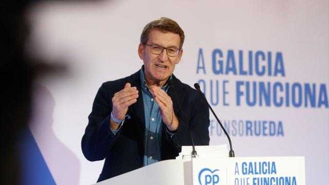 El líder nacional del PP, Alberto Núñez Feijóo, este sábado durante un acto electoral en Sarria (Lugo).