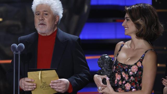 Pedro Almodóvar, durante la gala de los Premios Goya 2024, junto a Penélope Cruz.