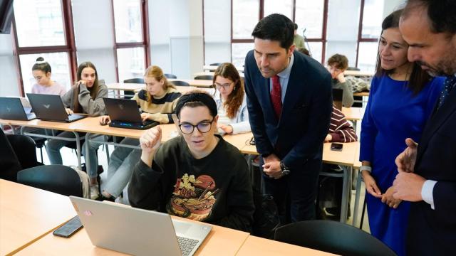 El consejero de Educación, Ciencia y Universidades de la Comunidad de Madrid, Emilio Viciana, en una foto de archivo en uno de sus actos con estudiantes.