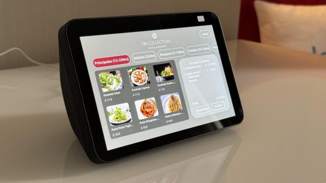 Altavoz Echo Show 8 con la carta del servicio de habitaciones de NH Collection