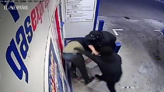 Dos encapuchados emprendiéndola a golpes con un cliente de una gasolinera low cost en la carretera de Villena, a las afueras del casco urbano de Yecla.