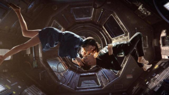 Recreación de dos enamorados en una naves espacial dándose un beso