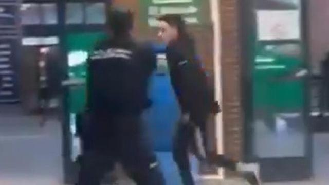 Imagen de un agente de policía encañonando a este individuo en Plaza de Armas.