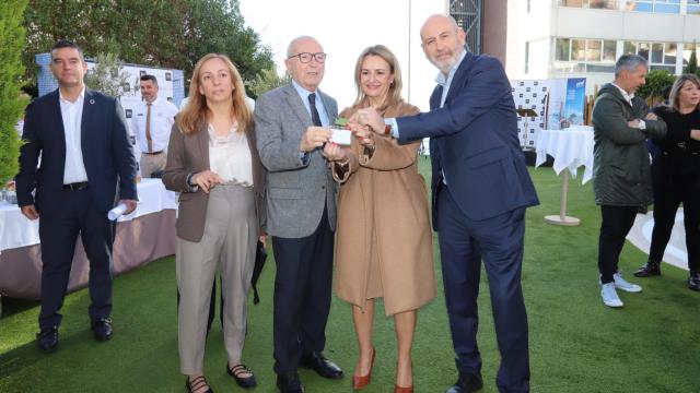 Benidorm salta al futuro y estrena la primera 'habitación inteligente' de España