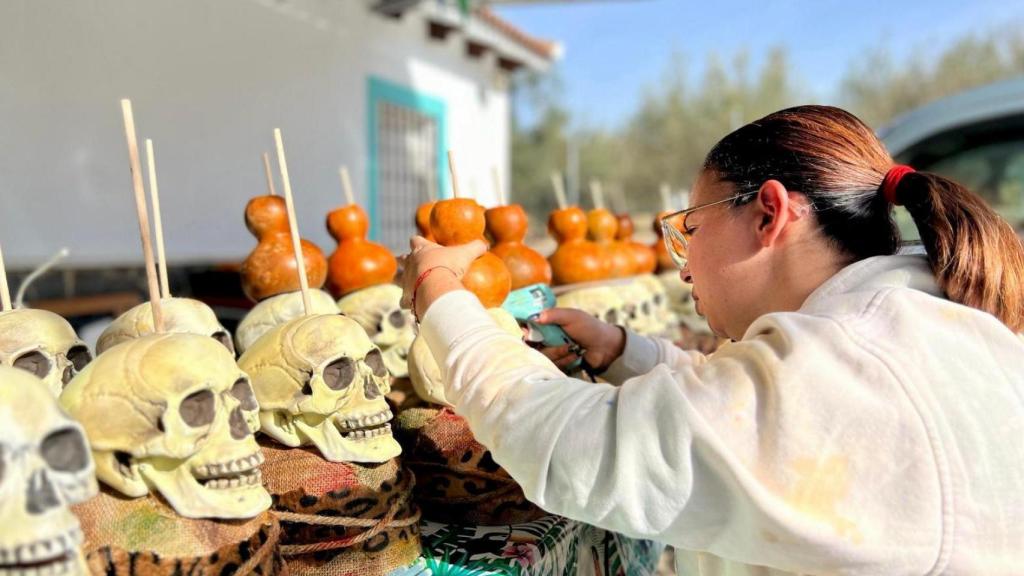 Mari trabajando en los gorros.